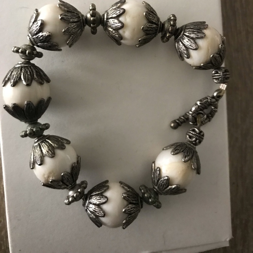Bracelet wirh white beads  and silver